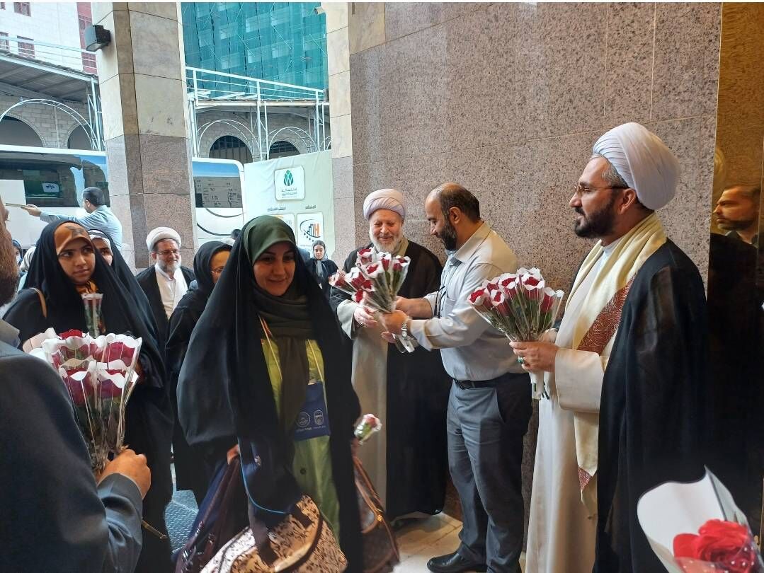 ورود دانشجویان عمره‌گزار به مدینه/ استقبال گرم از نخستین کاروان دانشگاهیان