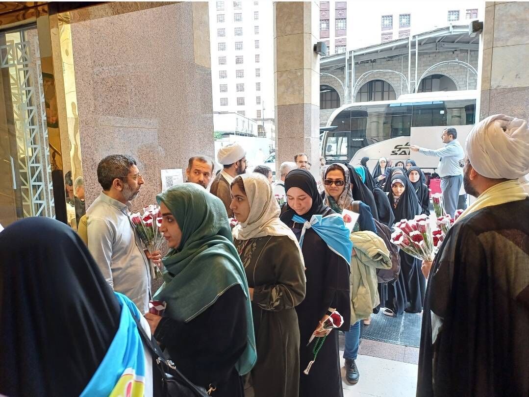 ورود دانشجویان عمره‌گزار به مدینه/ استقبال گرم از نخستین کاروان دانشگاهیان