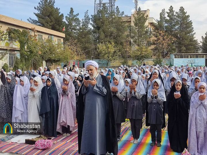 دانش‌آموزان یک مدرسه در کرمان نماز طلب باران اقامه کردند