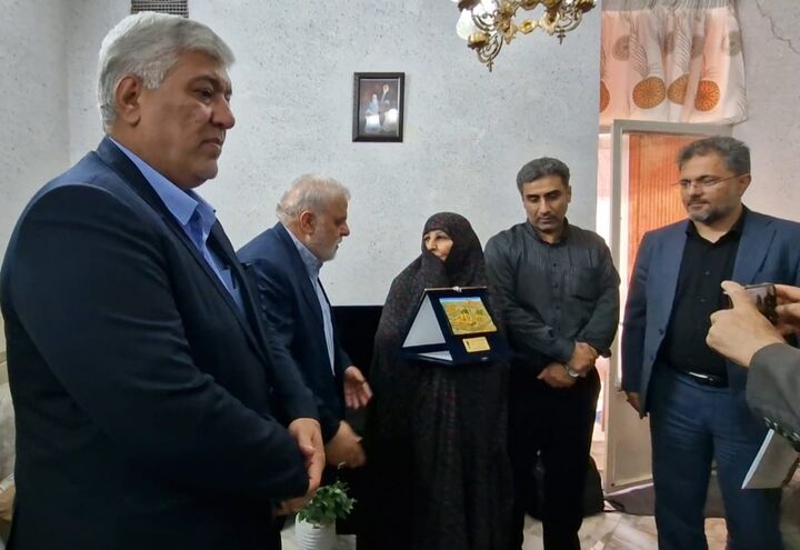 ترویج فرهنگ ایثار و شهادت در جامعه از راهکارهای مهم مبارزه با تهاجم فرهنگی است