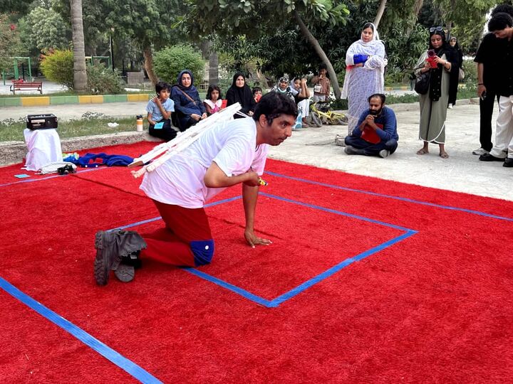 اجرای موفق نمایش خیابانی «سرخابی» در بوستان ملت میناب