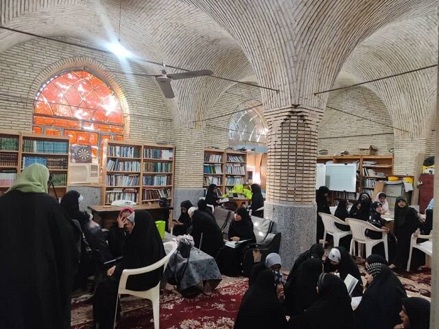 ماجراجویی کتابخوانی دختران مسجدی شهر هشتبندی/ از قصه‌های رنگارنگ تا جشن پتو