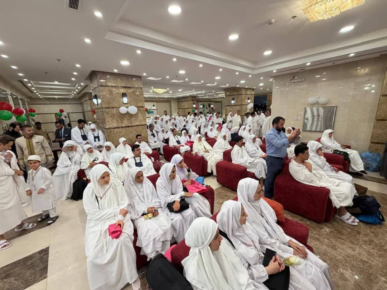 سفر معنوی دانشگاهیان آغاز شد/۸ هزار نفر به سرزمین وحی مشرف می شوند