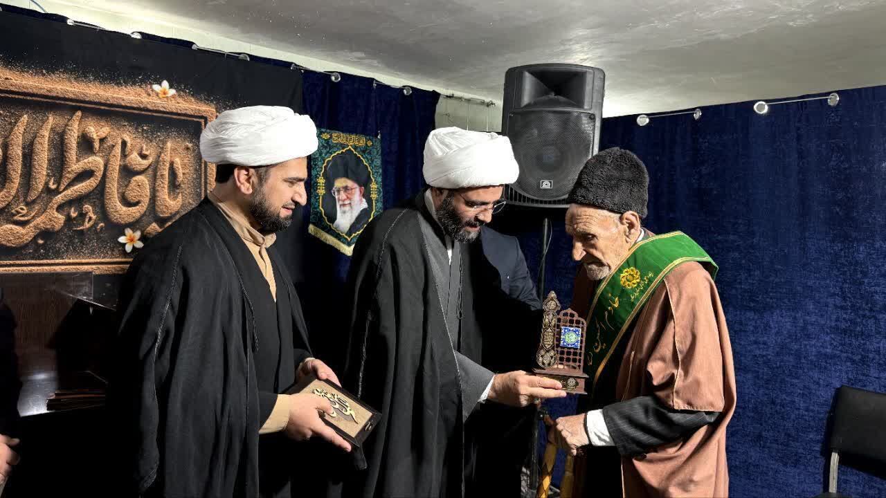 پیرغلام ۹۰ ساله خرم آبادی تکریم شد
