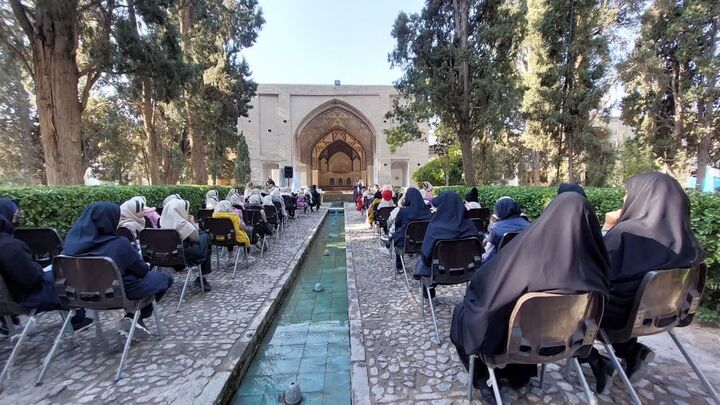 دانش‌آموزان کاشانی در هفته کتاب، میهمان مجموعه جهانی باغ تاریخی فین شدند