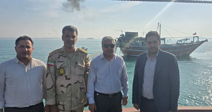 بازدید مدیرکل شیلات هرمزگان از صیدگاه‌های میگو در آب های هرمزگان