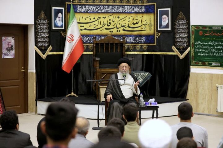 جوانان، پاکی دل و نشاط خود را در سفر عمره حفظ کنند