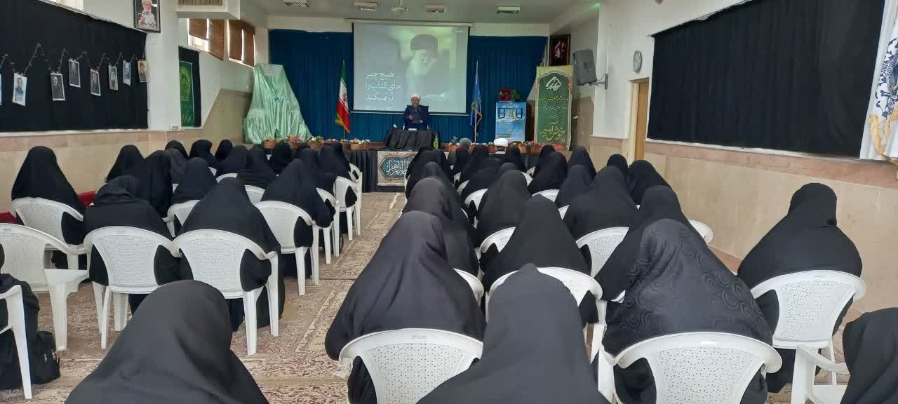 رونمایی از ۲۷ عنوان کتاب طلاب و اساتید مدرسه علمیه حضرت زینب (س) آران و بیدگل