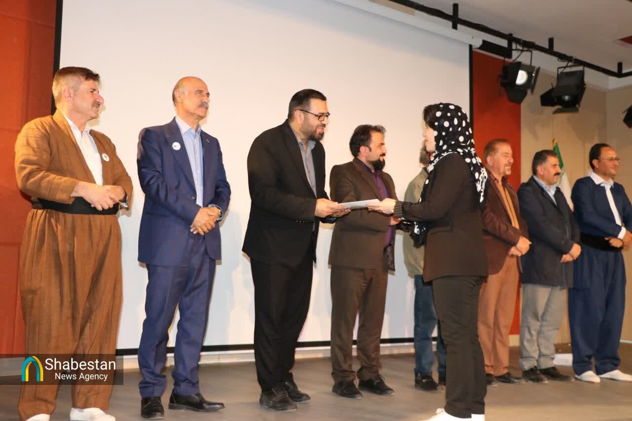 سنندج در شب ادبی کردستان؛ جشن پایان چهارمین جایزه کتاب سال با رنگی از شعر و روایت