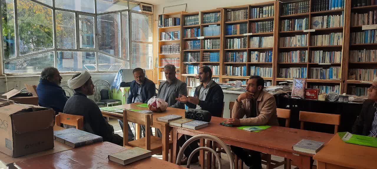 برگزاری نشست کتابداران و فعالان کتابخوانی مساجد خمین/ تشریح برنامه‌های ترویج فرهنگ مطالعه