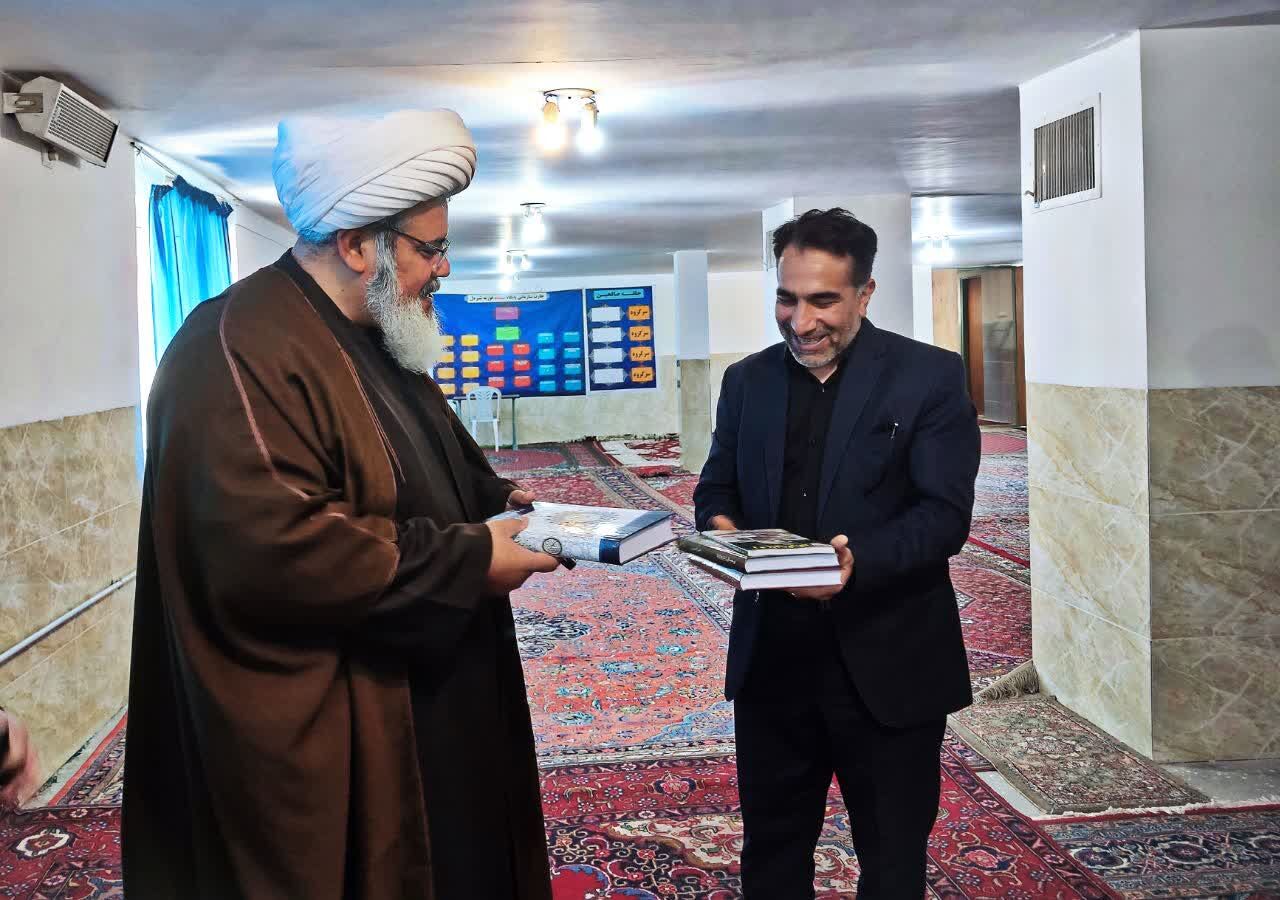 بازدید مدیر ستاد کانون‌های مساجد کرمانشاه از کتابخانه شهید بیرامی؛ تجلیل از مجاهدان فرهنگی