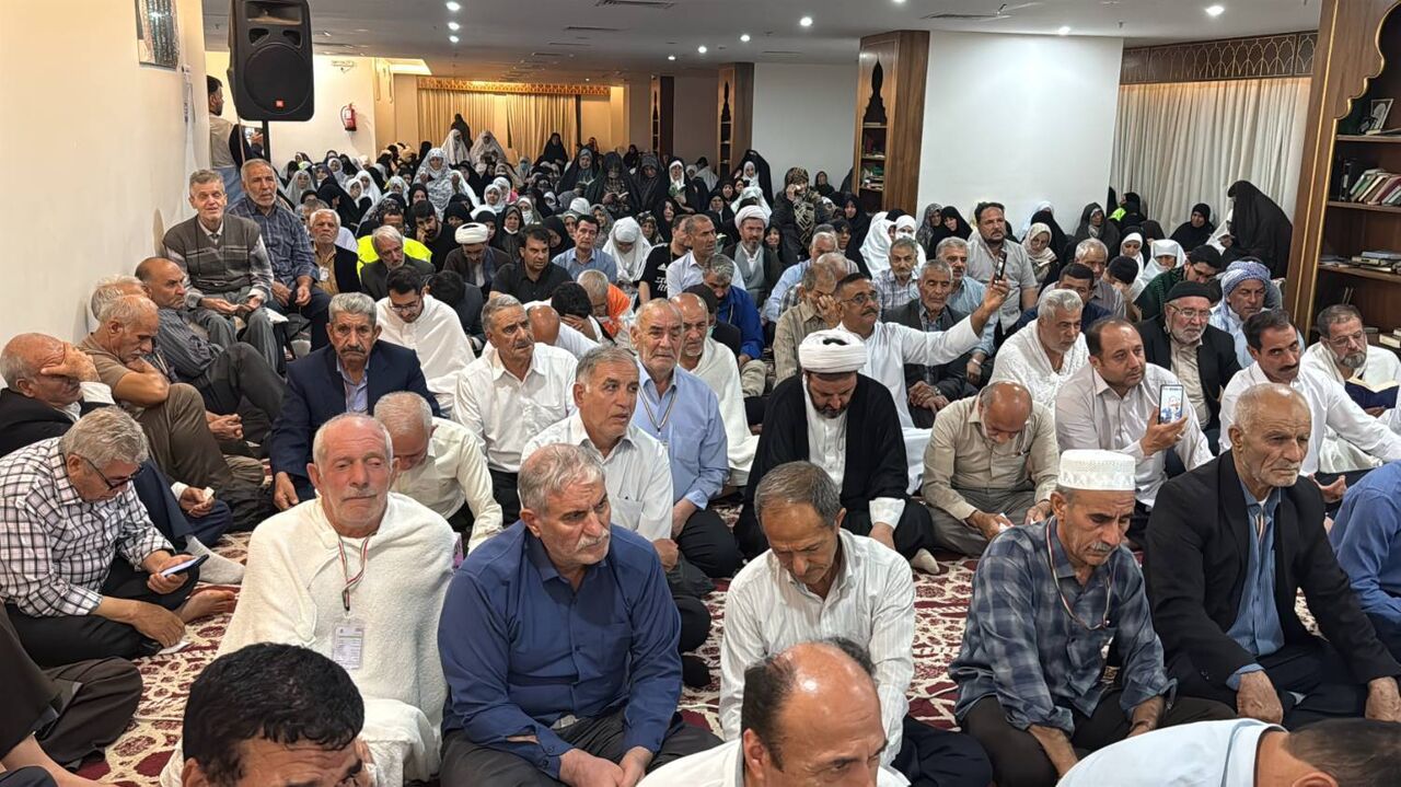 برگزاری دعای کمیل زائران ایرانی در هتل «کدی تاور» مکه