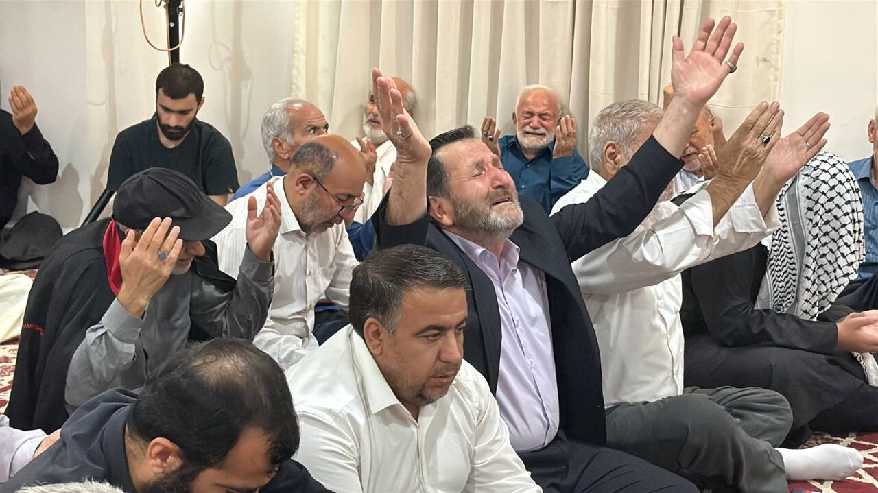 برگزاری دعای کمیل زائران ایرانی در هتل «کدی تاور» مکه