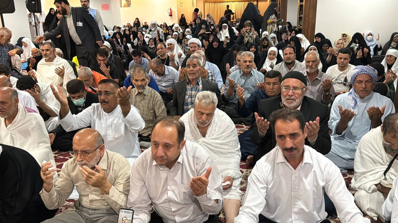 برگزاری دعای کمیل زائران ایرانی در هتل «کدی تاور» مکه