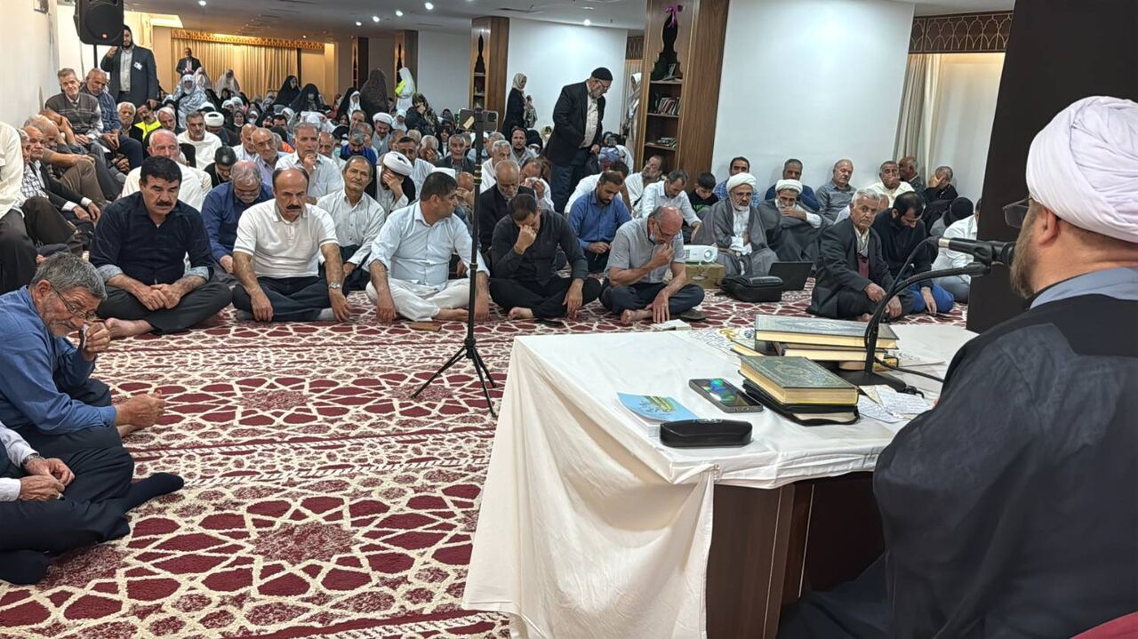 برگزاری دعای کمیل زائران ایرانی در هتل «کدی تاور» مکه