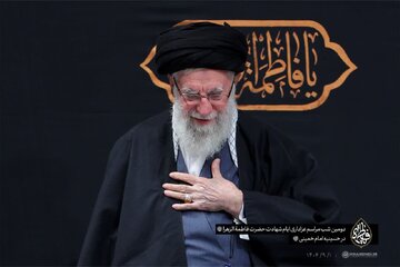 تصویری متفاوت از لحظه ورود رهبر انقلاب به دومین شب مراسم عزاداری ایام شهادت حضرت زهرا سلام‌الله‌علیها