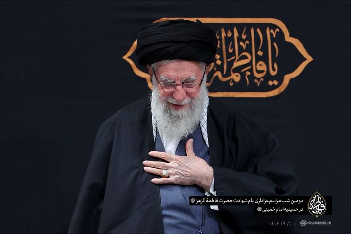 تصویری متفاوت از لحظه ورود رهبر انقلاب به دومین شب مراسم عزاداری ایام شهادت حضرت زهرا سلام‌الله‌علیها