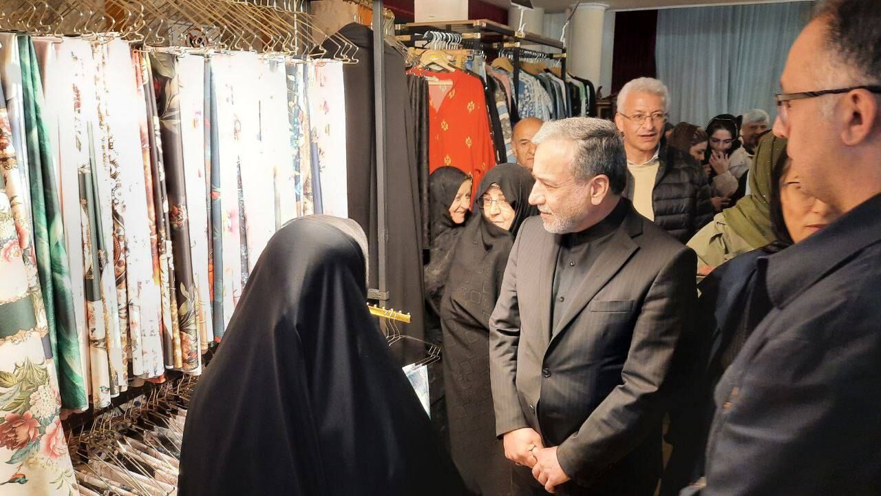 بازدید عراقچی از بازارچه خیریه انجمن بانوان دیپلماتیک