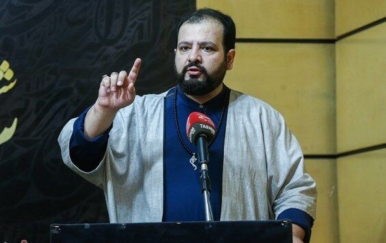 نویسنده امروز هم باید شمشیر بزند، هم پهپاد کنترل کند