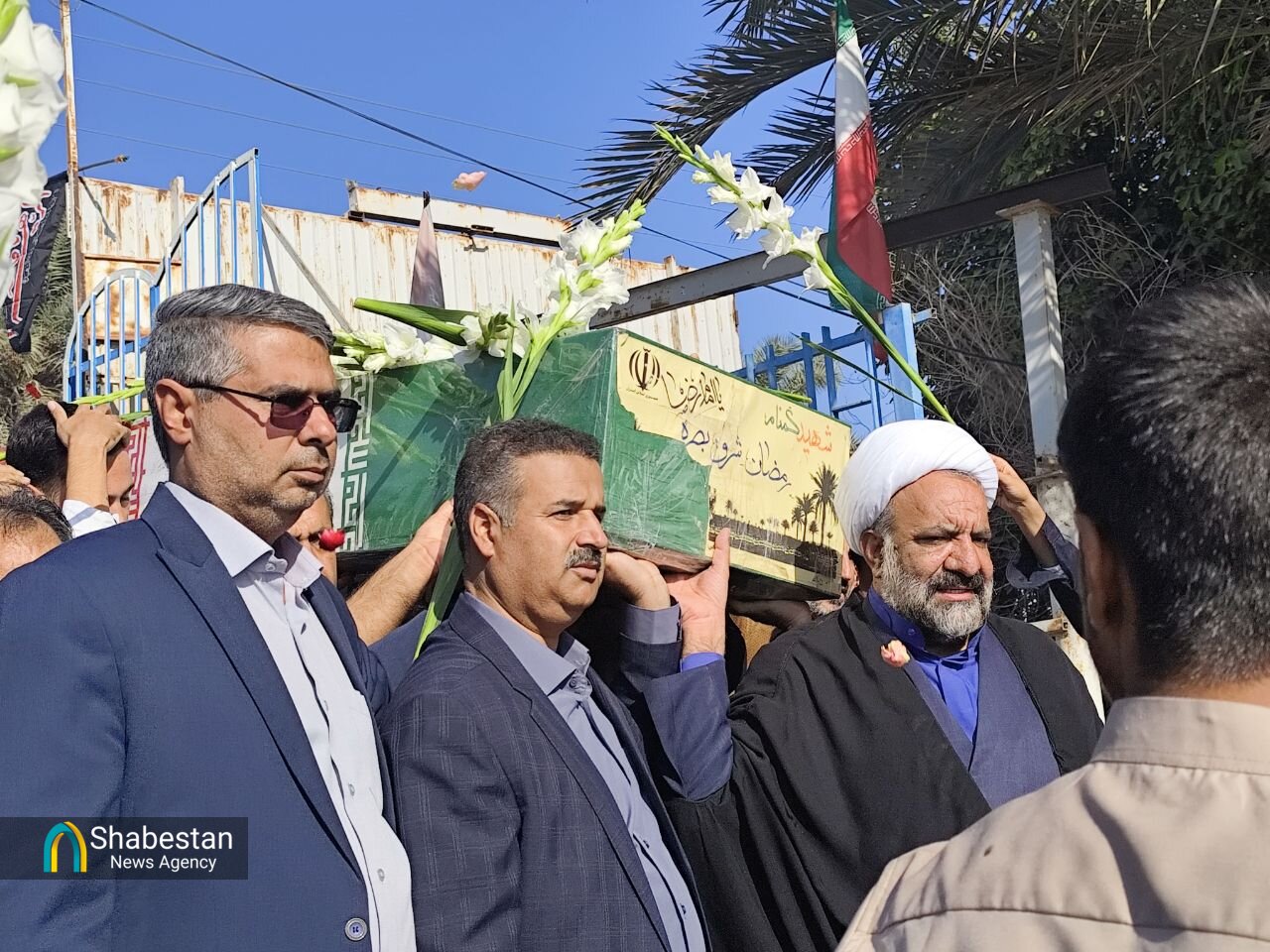 مدرسه‌ای به رنگ ایمان؛ استقبال دانش‌آموزان از شهید گمنام