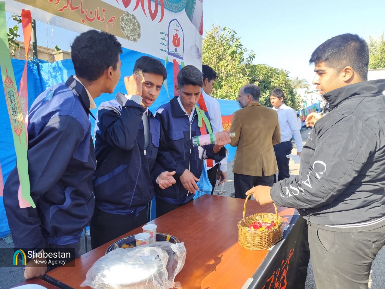 مدرسه‌ای به رنگ ایمان؛ استقبال دانش‌آموزان از شهید گمنام