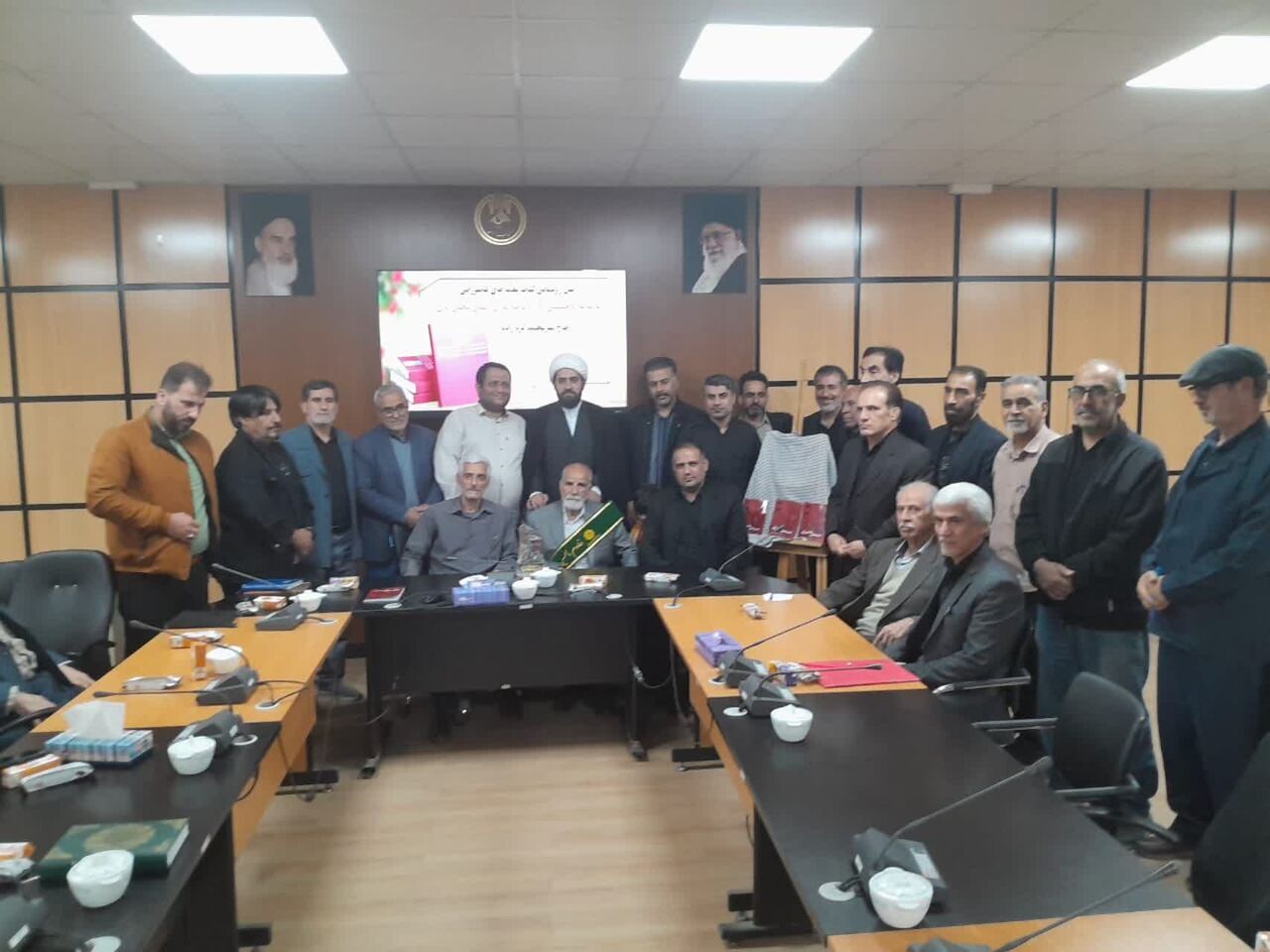 آیین رونمایی کتاب نغمههای عاشورایی و تکریم نوحه سرا و پیرغلام حسینی در خرمآباد برگزار شد