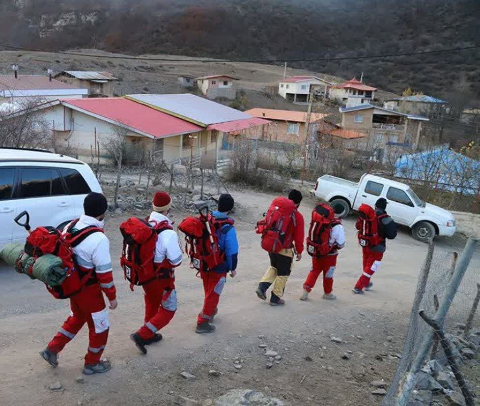 الیت اگر چه زخمی، اما استوار ایستاده است