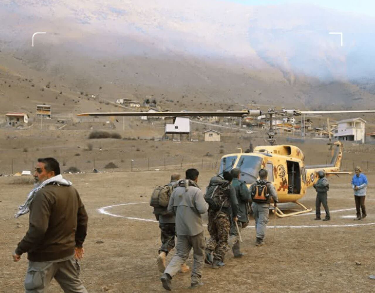 الیت اگر چه زخمی، اما استوار ایستاده است 