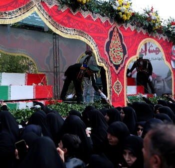 حضور بچه‌های مسجد در بدرقه اهالی بهشت