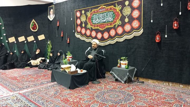 فاطمه زهرا(س) محور هدایت و کمال انسانی است