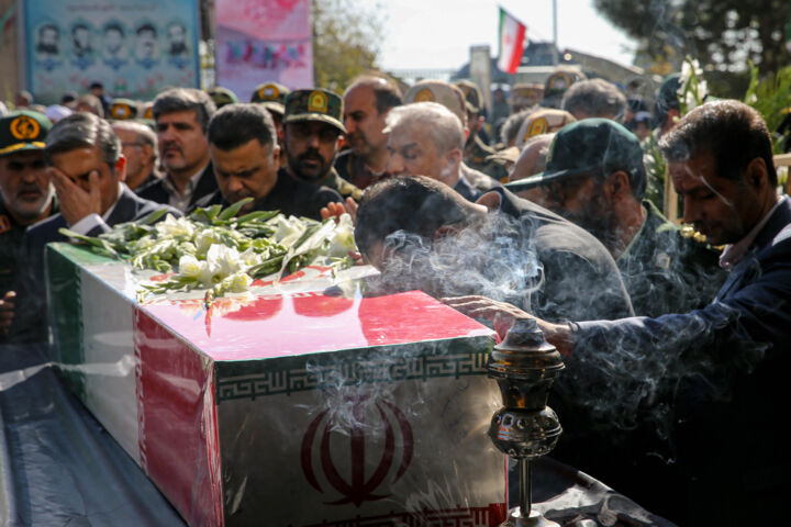 تشییع ۳۰۰ شهید گمنام/ایران میزبان تابوت‌های بی‌نام فرزندانش