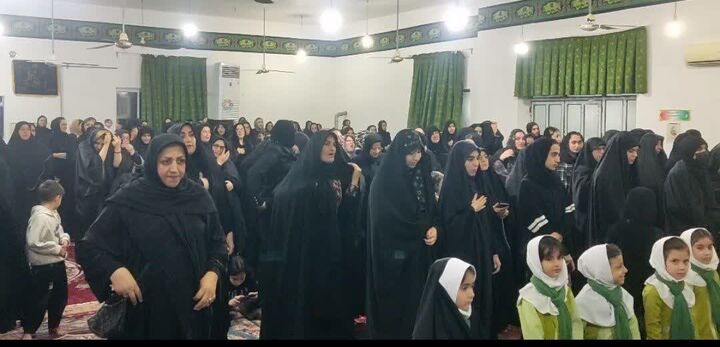 دختران حاج قاسم، ایستاده در سایه‌سار نور