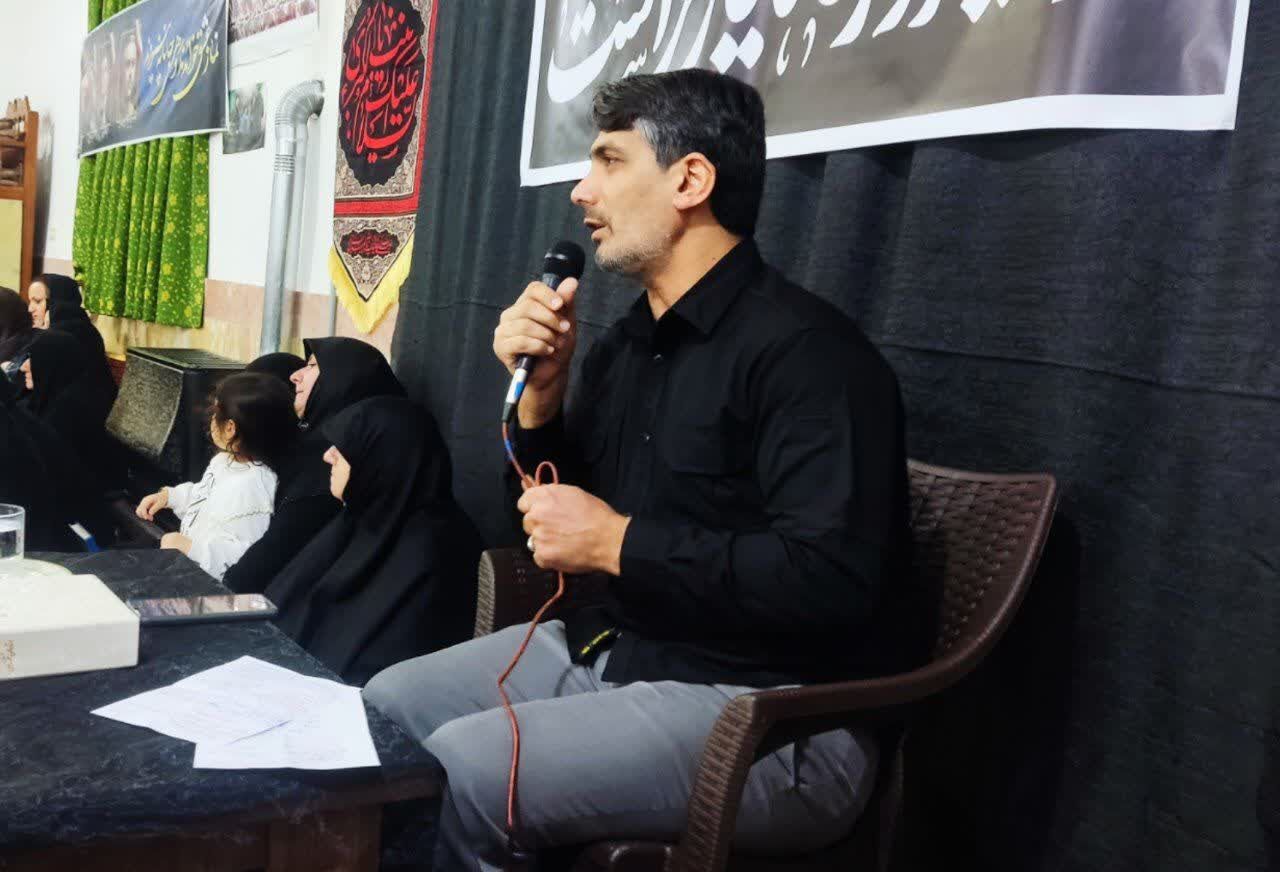 دختران حاج قاسم، ایستاده در سایه‌سار نور