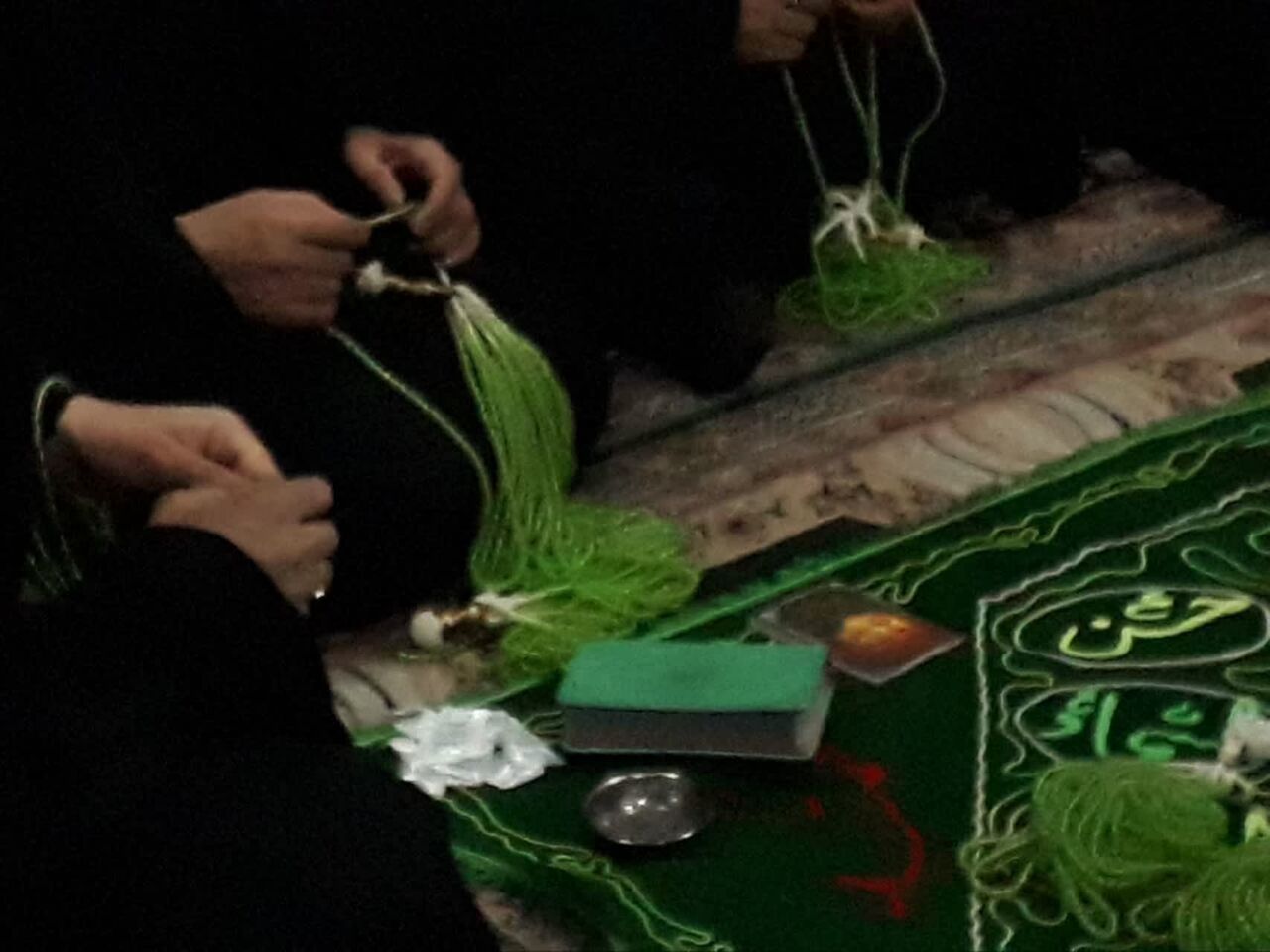 دختران حاج قاسم، ایستاده در سایهسار نور