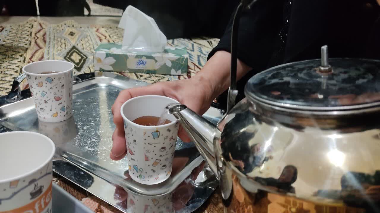 دختران حاج قاسم، ایستاده در سایه‌سار نور