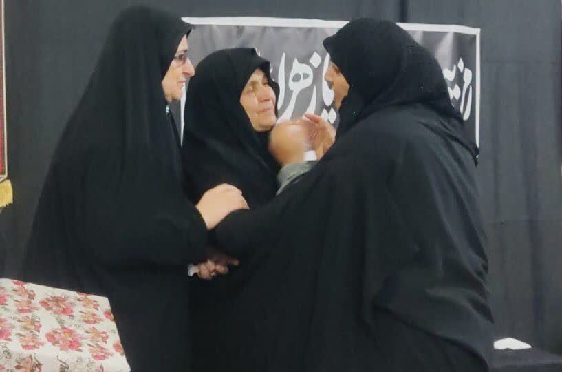 دختران حاج قاسم، ایستاده در سایه‌سار نور