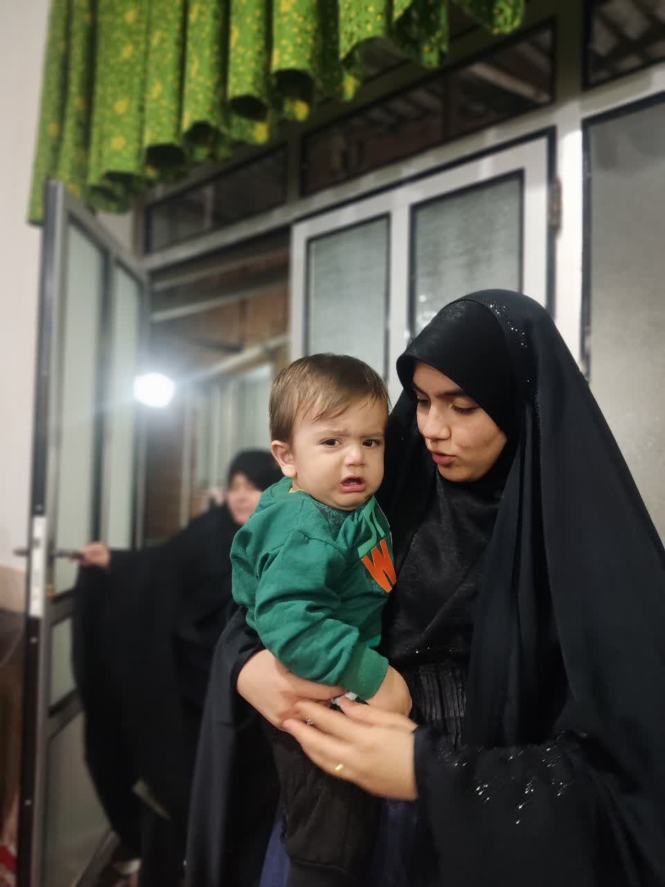 دختران حاج قاسم، ایستاده در سایه‌سار نور