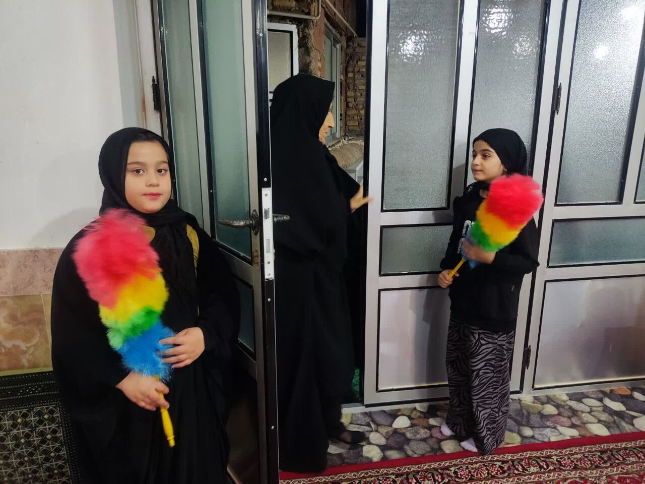 دختران حاج قاسم، ایستاده در سایه‌سار نور