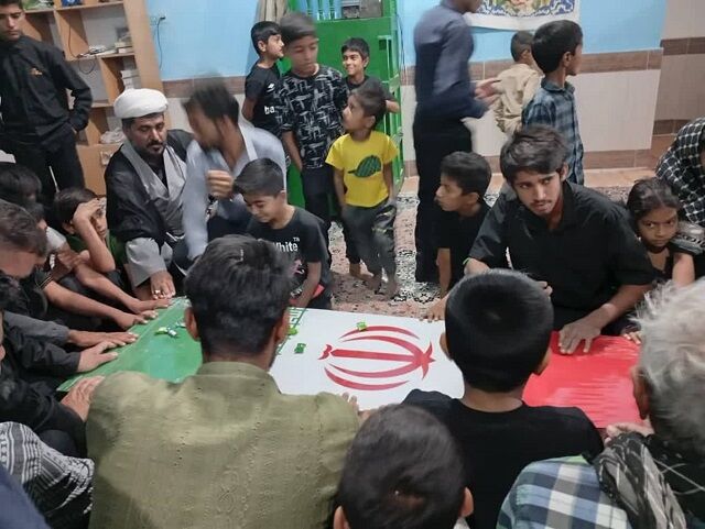 وقتی بچههای مسجد هرمزگان تابوت حضرت زهرا(س) را بر دوش گرفتند و شهید گمنام را بدرقه کردند