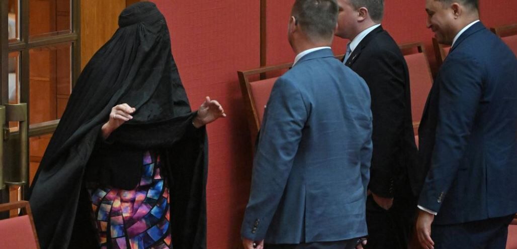 حضور نماینده راست افراطی با برقع در مجلس سنای استرالیا