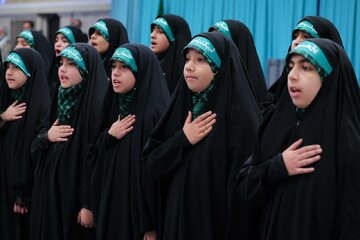 «ایران، ای حریم رضا»؛ همخوانی بسیجیان در حسینیه امام خمینی(ره)