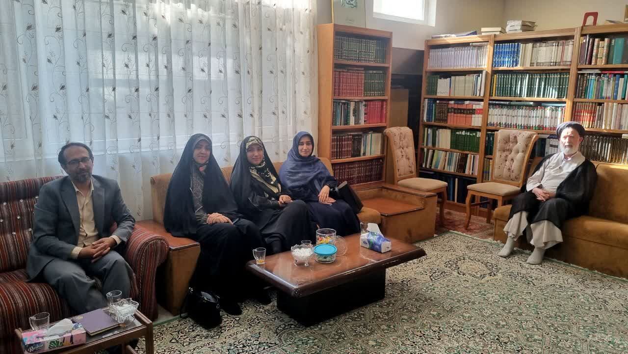 دیدار معاون راهبردی معاونت زنان ریاست‌جمهوری با اساتید حوزه علمیه قم