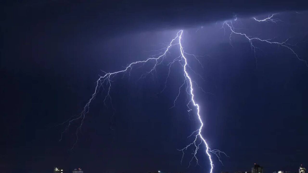 صاعقه، مناره مسجدی در اردن را آسیب زد