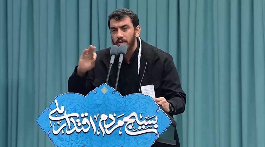 شعرخوانی حماسی مهدی رسولی در مراسم روز بسیج حسینیه امام خمینی(ره)