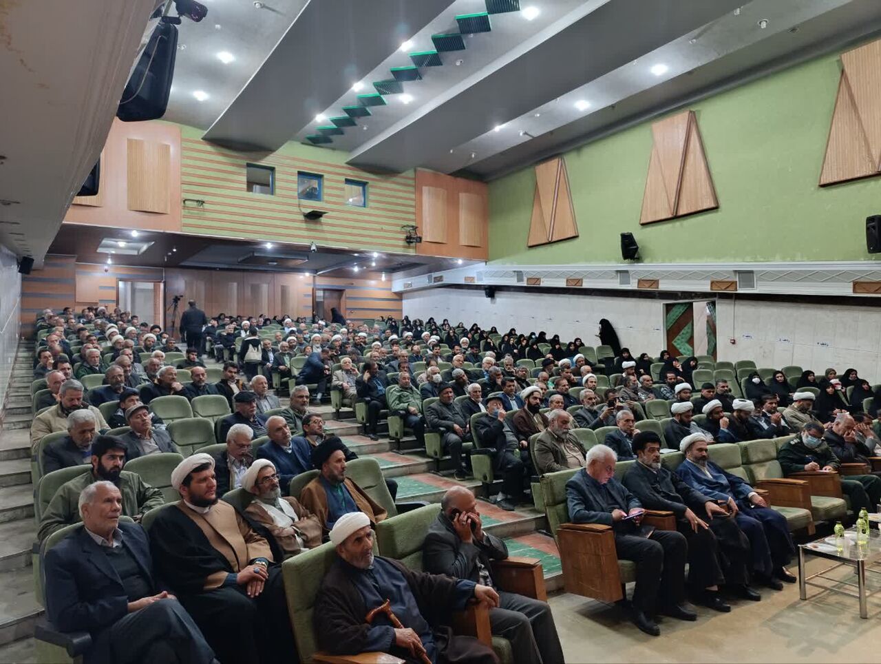 امام جماعت برای تبدیل شدن به امام محله باید مجهز به سلاح روز باشد