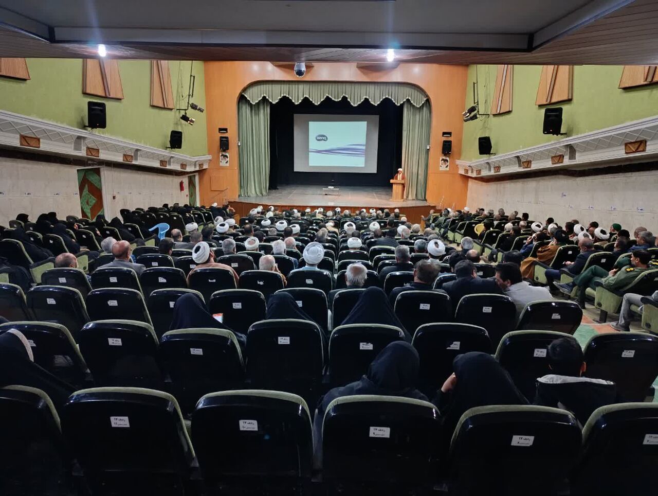 امام جماعت برای تبدیل شدن به امام محله باید مجهز به سلاح روز باشد