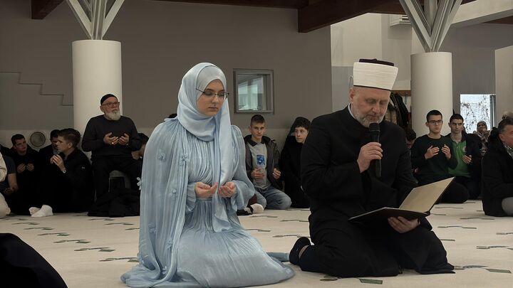 تجلیل از دانشجوی دندانپزشکی در بوسنی که حافظ قرآن شد