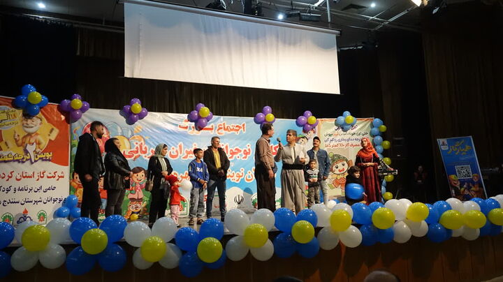 همیاران کوچک گاز در سنندج گرد هم آمدند؛ جشن آموزش مصرف بهینه گاز در مجتمع فجر