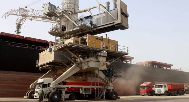 شانزدهمین شناور کالای اساسی در بندرشهید رجایی پهلودهی شد/ آغاز تخلیه و بارگیری ۷۵ هزار تُن گندم