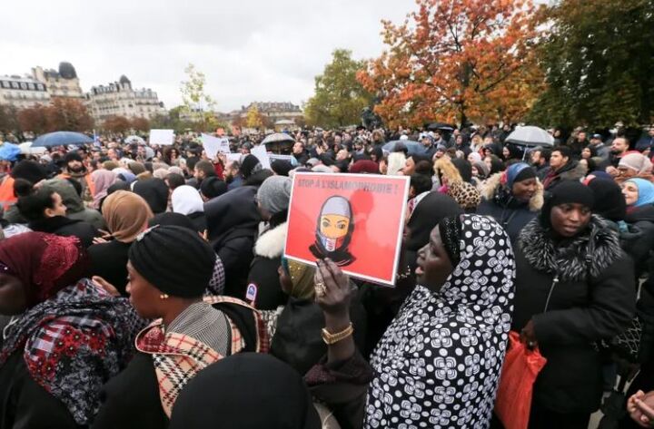 وزیر کشور فرانسه با ممنوعیت حجاب دختران زیر سن قانونی مخالفت کرد